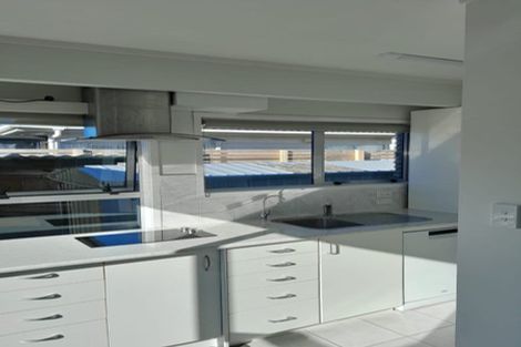 Photo of property in 1/40 Lake Road, Narrow Neck, Auckland, 0624