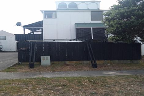 Photo of property in 140 Akaroa Drive, Maupuia, Wellington, 6022