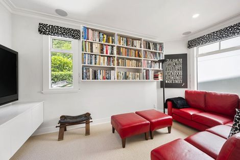 Photo of property in 90 Oriental Parade, Oriental Bay, Wellington, 6011