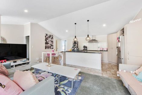 Photo of property in 11 Sumich Place, West Harbour, Auckland, 0618