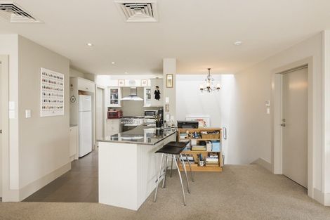 Photo of property in 8 Fairway Grove, Hokowhitu, Palmerston North, 4410