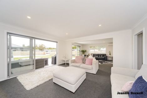 Photo of property in 14 Freedom Drive, Kelvin Grove, Palmerston North, 4414