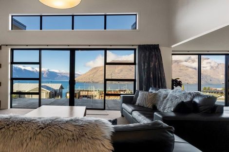 Photo of property in 70 Wynyard Crescent, Fernhill, Queenstown, 9300