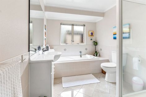 Photo of property in 8 Landvale Court, Browns Bay, Auckland, 0630