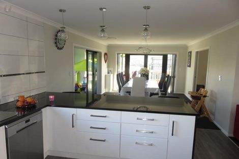 Photo of property in 32 Mervyn Kemp Drive, Tawa, Wellington, 5028