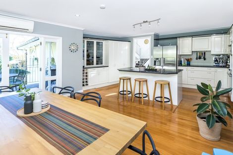 Photo of property in 2 Pleasant Place, Mellons Bay, Auckland, 2014