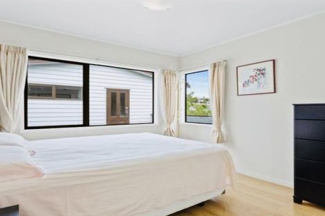 Photo of property in 30 Mannering Place, Hillcrest, Auckland, 0627