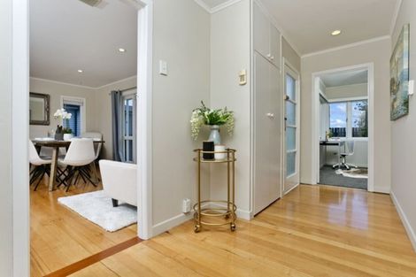 Photo of property in 2/84 Forrest Hill Road, Forrest Hill, Auckland, 0620