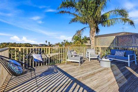 Photo of property in 2/983 Beach Road, Torbay, Auckland, 0630