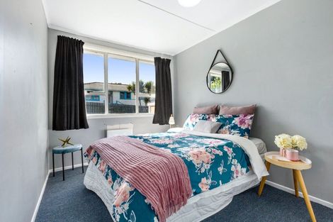 Photo of property in 44 Beauzami Crescent, Ascot Park, Porirua, 5024