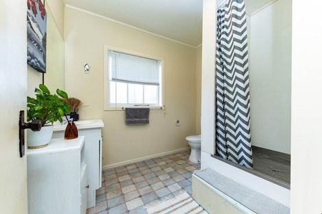 Photo of property in 5 Sherwood Avenue, Te Atatu South, Auckland, 0610
