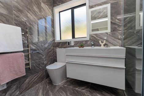 Photo of property in 46 Domett Street, Newlands, Wellington, 6037