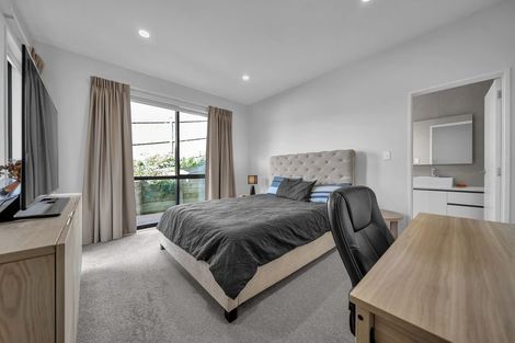 Photo of property in 13 James Elliot Way, Pokeno, 2402