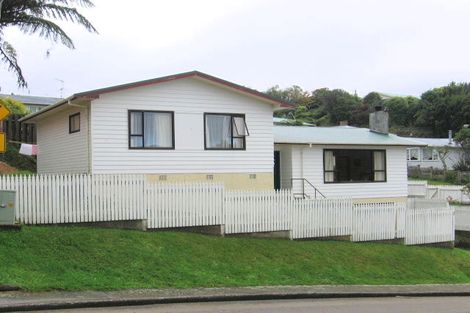 Photo of property in 2 Bellringer Crescent, Newlands, Wellington, 6037