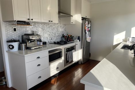 Photo of property in 28 Harbour View Road, Te Atatu Peninsula, Auckland, 0610