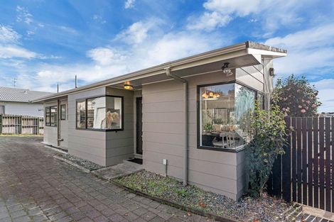 Photo of property in 2/21 College Road, Northcote, Auckland, 0627