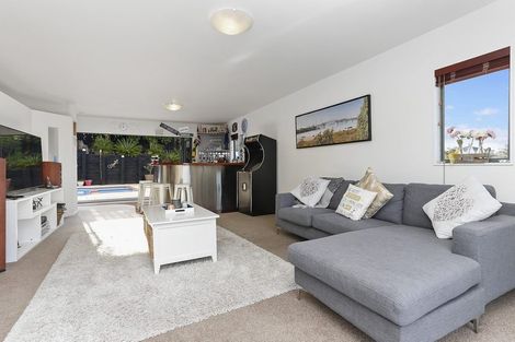 Photo of property in 11 Greenleaf Way, Northcross, Auckland, 0630