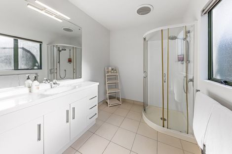 Photo of property in 184b Whangaparaoa Road, Red Beach, 0932