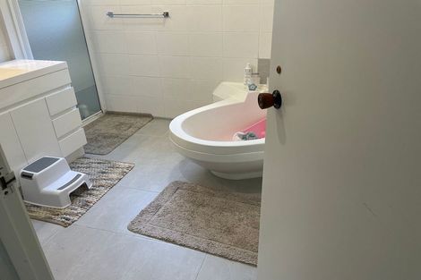 Photo of property in 42 Holyoake Place, Chatswood, Auckland, 0626