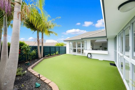 Photo of property in 28 Heversham Place, Glendene, Auckland, 0602