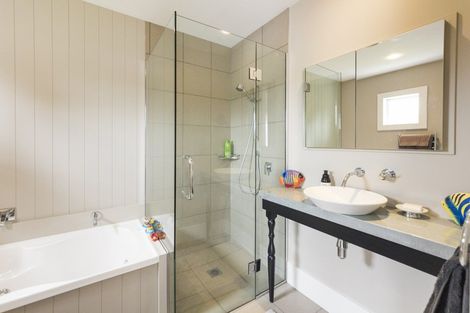 Photo of property in 8 Fairway Grove, Hokowhitu, Palmerston North, 4410