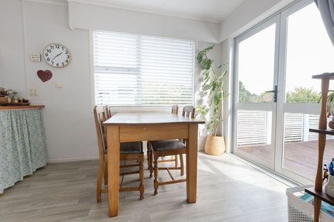 Photo of property in 5 Poharama Place, Marfell, New Plymouth, 4310