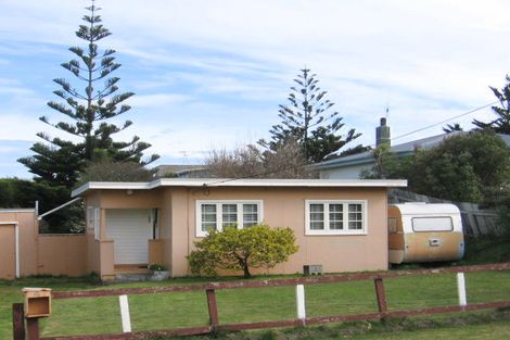 Photo of property in 16 Brown Terrace, Foxton Beach, Foxton, 4815