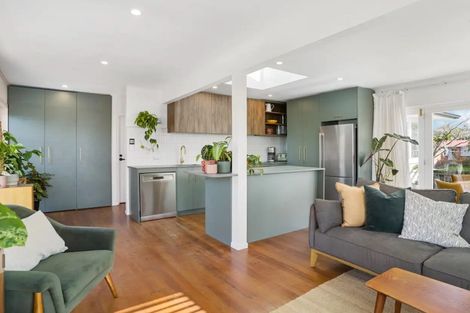 Photo of property in 25 Trojan Crescent, New Lynn, Auckland, 0600