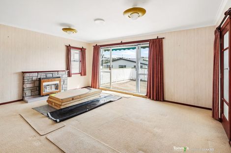 Photo of property in 15 Warrington Grove, Newlands, Wellington, 6037