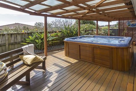 Photo of property in 53 Dalwhinnie Parade, Highland Park, Auckland, 2010