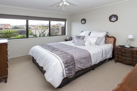 Photo of property in 53 Dalwhinnie Parade, Highland Park, Auckland, 2010