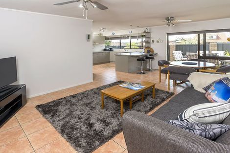 Photo of property in 53 Dalwhinnie Parade, Highland Park, Auckland, 2010