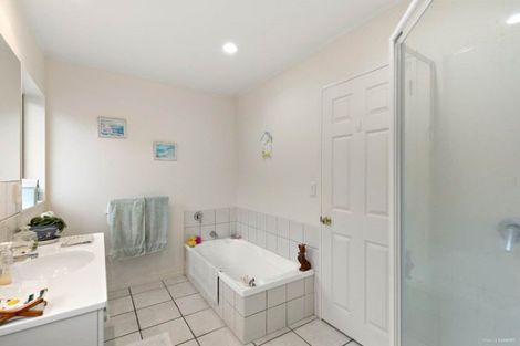 Photo of property in 32 Hugh Green Drive, Pinehill, Auckland, 0632