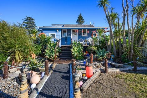 Photo of property in 15 Hall Place, Foxton Beach, Foxton, 4815