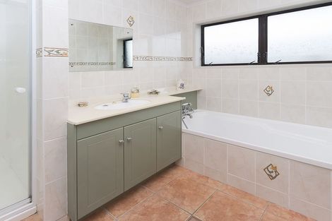 Photo of property in 53 Dalwhinnie Parade, Highland Park, Auckland, 2010