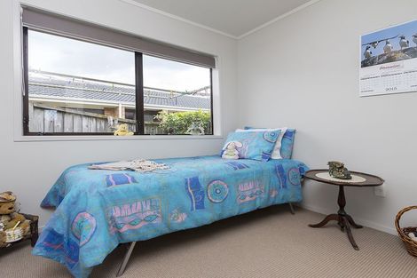 Photo of property in 53 Dalwhinnie Parade, Highland Park, Auckland, 2010