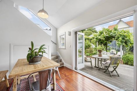 Photo of property in 19 Glen Road, Kelburn, Wellington, 6012