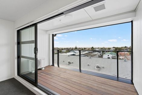 Photo of property in 1/4045f Great North Road, Glen Eden, Auckland, 0602