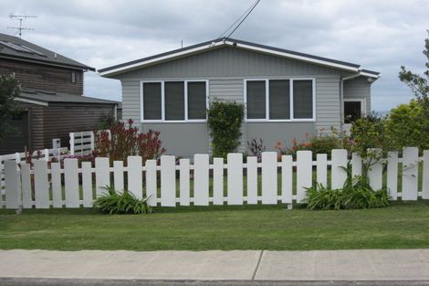 Photo of property in 1429 Whangaparaoa Road, Army Bay, Whangaparaoa, 0930