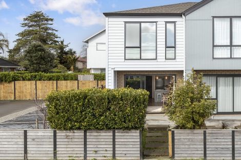 Photo of property in 1 Royal View Road, Te Atatu South, Auckland, 0610