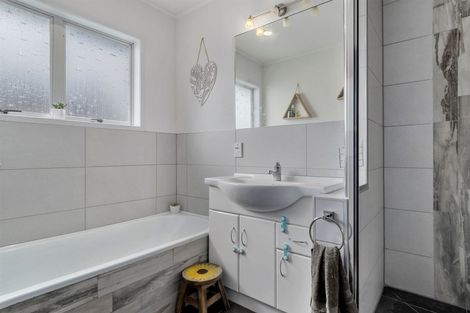 Photo of property in 37 Dunton Drive, Welcome Bay, Tauranga, 3112