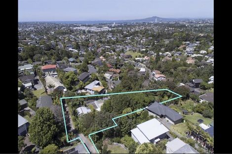 Photo of property in 323 Glenfield Road, Glenfield, Auckland, 0629