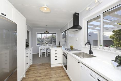 Photo of property in 66 Huatoki Street, Vogeltown, New Plymouth, 4310