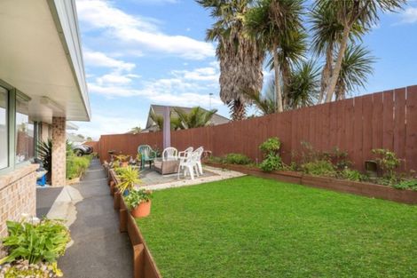 Photo of property in 2/27 Wai Iti Place, Clendon Park, Auckland, 2103