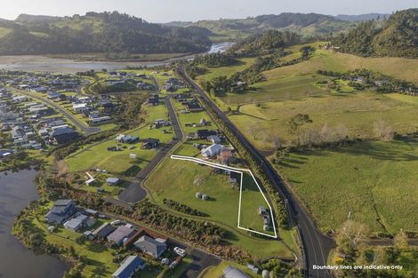 Photo of property in 10 Tinirau Place, Cooks Beach, 3591