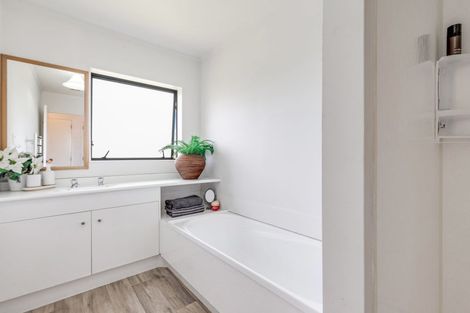 Photo of property in 2/8 Lochend Place, Highland Park, Auckland, 2010