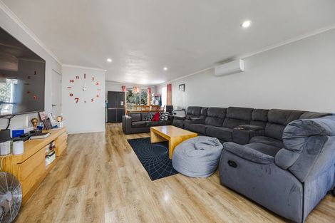 Photo of property in 35 Becker Drive, Weymouth, Auckland, 2103