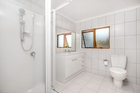 Photo of property in 16 Banksia Place, Goodwood Heights, Auckland, 2105