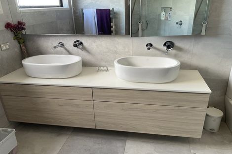 Photo of property in 15b Eastcliffe Road, Castor Bay, Auckland, 0620