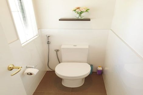 Photo of property in 15 Cayman Place, Unsworth Heights, Auckland, 0632